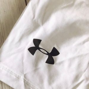 Men's L Under Armour white sports shorts